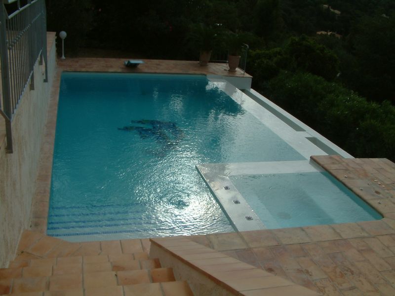 piscine beton avec jacuzzi